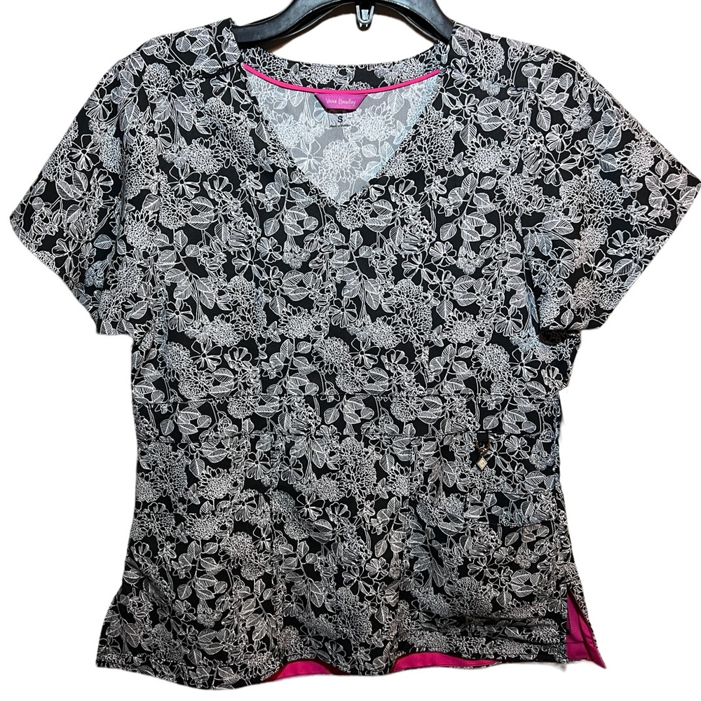 Vera Bradley black and white scrub top size  small      CB36